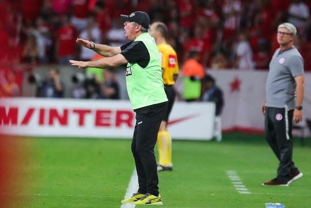 Galo derrotou Internacional no Beira-Rio com gols de Cazares e Terans; D'Alessandro descontou de pênalti