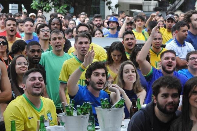 Concentrao de torcedores nos bares da Rua Antnio de Albuquerque, na Savassi