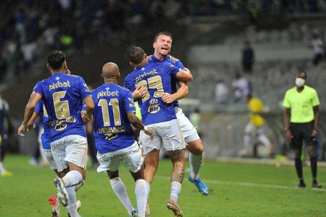 Atacante Edu, do Cruzeiro, vai  loucura ao marcar o gol da vitria sobre o Democrata-GV, no Mineiro, no ltimo minuto da partida pela quinta rodada do Mineiro