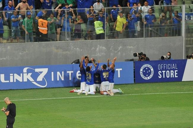 Gol de Edu, do Cruzeiro, sobre o Uberlndia no Independncia: 2 a 1