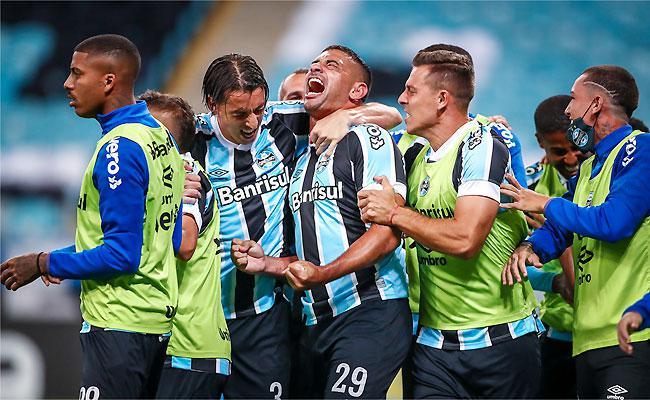 Diego Souza comemorou muito o gol da vitória do Grêmio, que renova esperança de evitar queda
