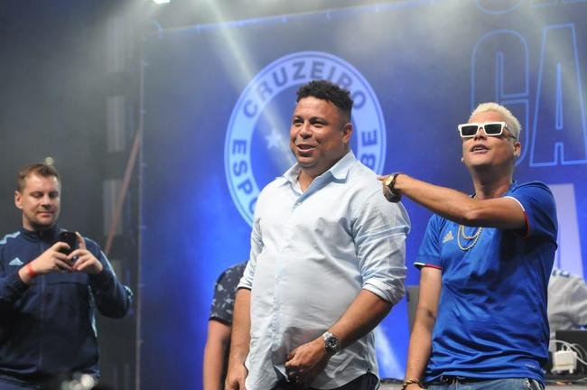 Ronaldo levou cruzeirenses de Conselheiro Lafaiete ao delrio ao participar da Caravana do Cruzeiro nesta quarta-feira (26). Fenmeno esteve acompanhado no palco de Pedro Loureno, patrocinador do clube, e ganhou msica nova produzida pelo rapper Das Quebradas