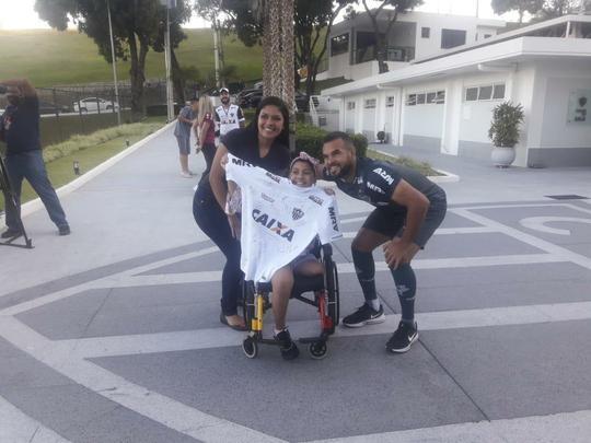 Volante José Welison presentou Sophia com uma camisa do Atlético