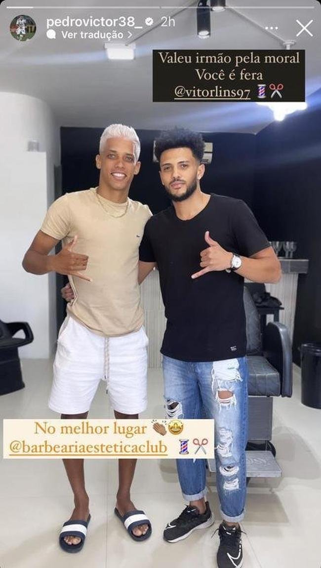 Pedrinho fez mudana no visual, com platinado no cabelo.