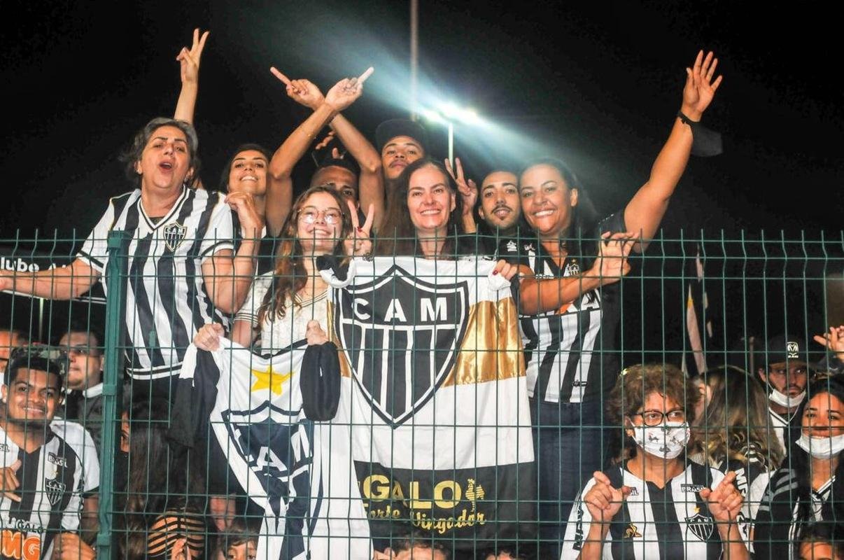 Torcida do Atltico recepciona campees brasileiros em Confins aps conquista em Salvador, com vitria por 3 a 2, de virada, sobre o Bahia
