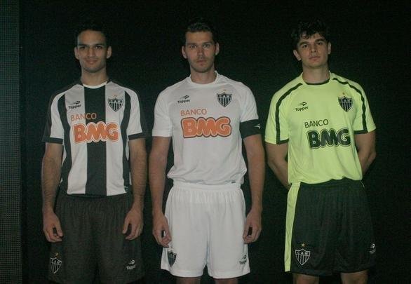 2011 - Uniforme produzido pela Topper