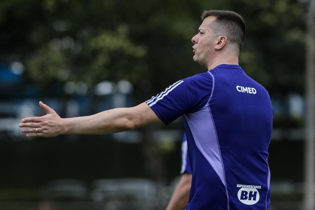 Fotos do primeiro treino do tcnico portugus Pepa no Cruzeiro