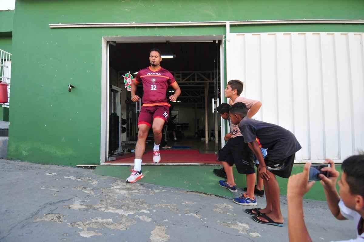 Torcedores do Boa Esporte foram na tarde desta tera-feira ao Estdio Municipal Rubro Negro para tirar selfies com o goleiro Bruno. Jogador realizou teste fsicos no local