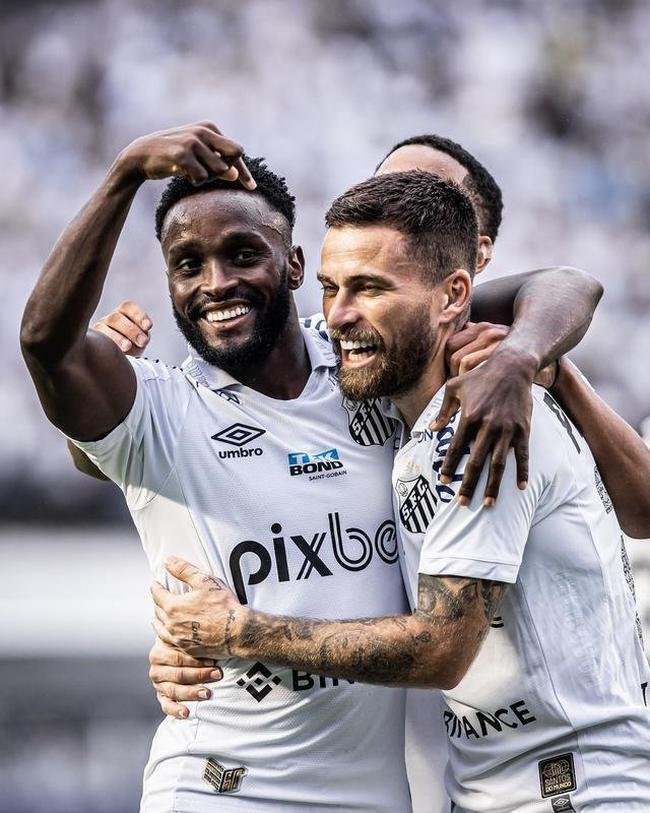 20 - Santos: 4V, 5E, 4D (43,6%)
