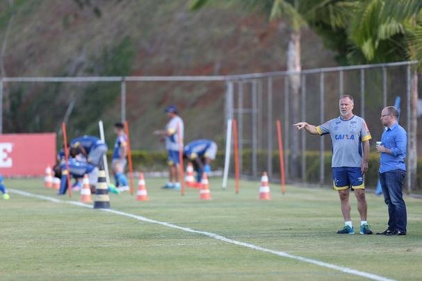 Treinador escalou Manoel na defesa, Willian no ataque, mas ganhou dvida com entorse de Henrique