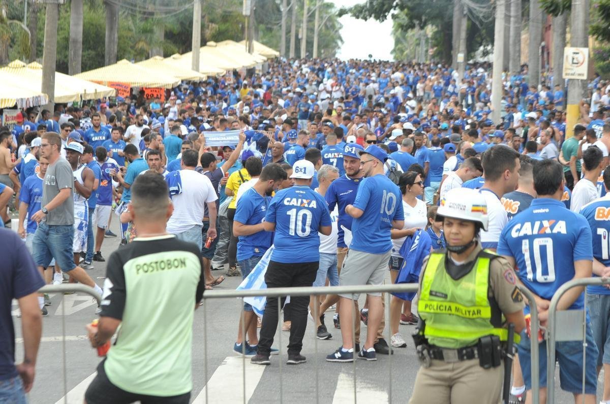 Fotos da torcida do Cruzeiro no primeiro clssico da final do Mineiro, contra o Atltico, no Mineiro