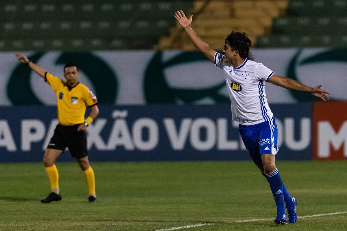 Fotos do jogo entre Guarani e Cruzeiro no Estádio Brinco de Ouro da Princesa, em Campinas, pela segunda rodada da Série B