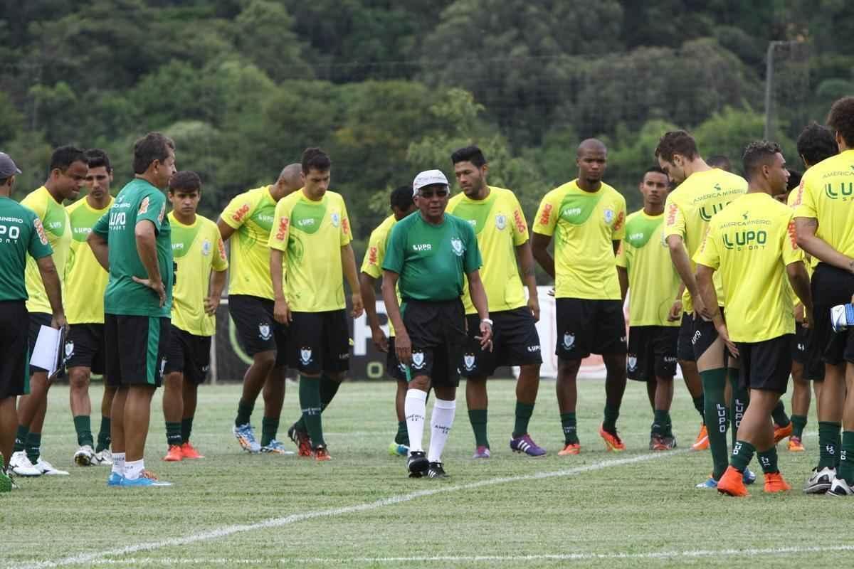 O elenco do Amrica se reapresentou para a temporada 2015 na tarde desta segunda-feira, no CT Lanna Drumond. Depois de reunio com integrantes do conselho de administrao, os jogadores foram para um campo secundrio, onde realizaram o primeiro trabalho com bola. O gramado principal passa por reformas.