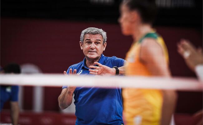 José Roberto Guimarães, técnico da Seleção Brasileira feminina, diz que saque e concentração serão muito importentes