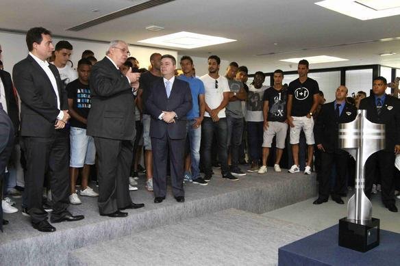 Governador Anastasia entregou uma placa aos campees brasileiros e recebeu uma camisa do Cruzeiro de presente, na Cidade Administrativa