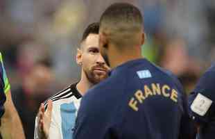 Entrada de Argentina e Frana no campo do Estdio Icnico de Lusail para a final da Copa do Mundo foi um espetculo  parte. Veja fotos do show de fogos, de luzes e da execuo dos hinos nacionais dos dois pases