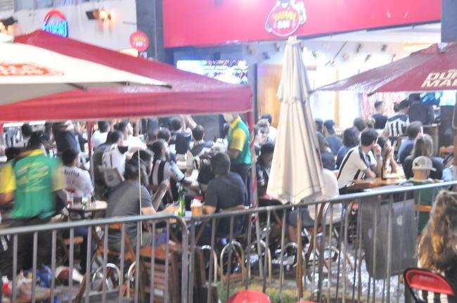 Atleticanos em bares na Savassi, em BH, durante a final da Copa do Brasil contra o Athletico-PR.
