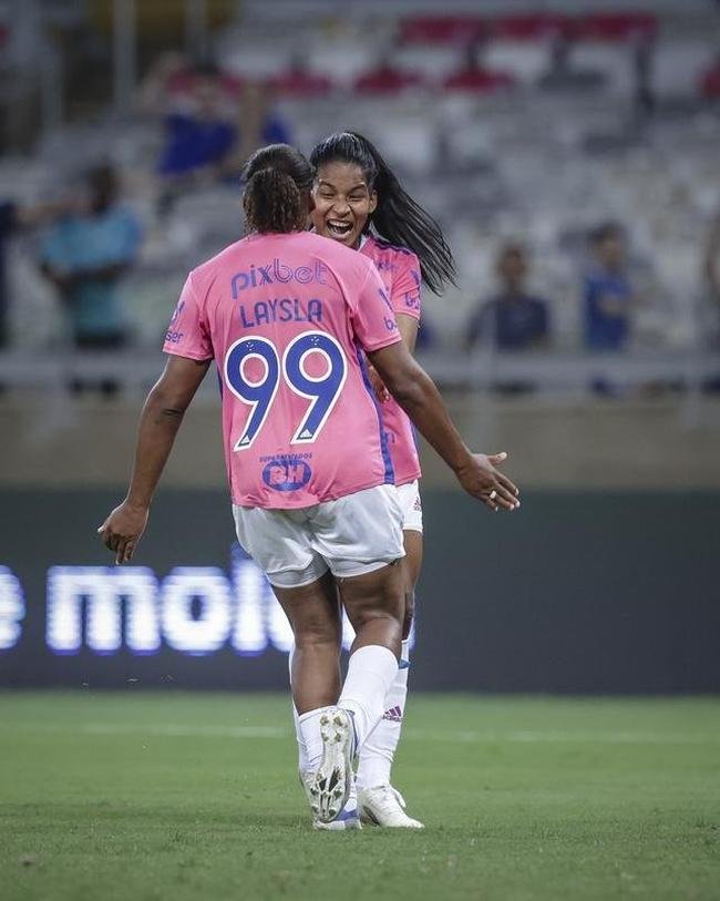 Em preliminar de Cruzeiro x Ituano pela Srie B, o time feminino da Raposa, conhecido como Cabulosas, goleou o Araguari por 8 a 0 pela terceira rodada do Campeonato Mineiro Feminino. Equipe cruzeirense estreou o uniforme rosa, confeccionado pela Adidas em homenagem  campanha Outubro Rosa, de conscientizao contra o cncer de mama