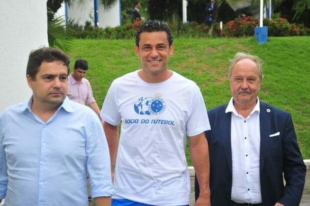 Fred foi apresentado no Cruzeiro pelo presidente Wagner Pires de S e pelo vice Itair Machado