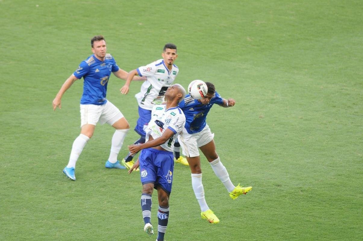 Cruzeiro goleou URT por 3 a 0 no Independncia com gols de Thiago, Machado e Edu em sua estreia no Mineiro. Ronaldo, dono da SAF, assistiu  partida no Horto. Duelo marcou estreia do tcnico uruguaio Paulo Pezzolano