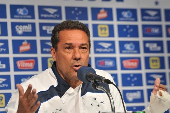 Vanderlei Luxemburgo - chegou ao Cruzeiro em 2 de junho de 2015 para substituir Marcelo Oliveira. Em 19 jogos, ganhou seis, empatou trs e perdeu 10 (36,84%). Acabou dispensado em 31 de agosto.