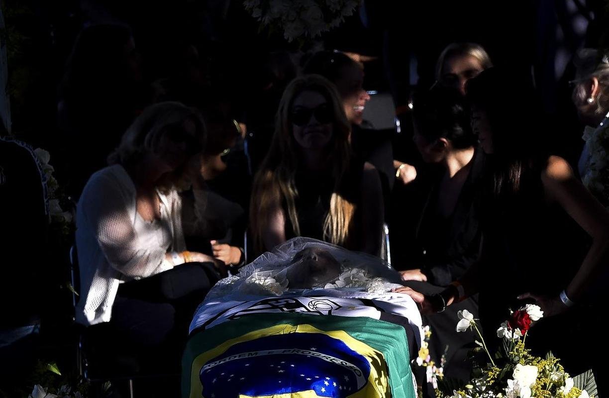 Os ltimos momentos do velrio de Pel, na Vila Belmiro, estdio do Santos. 