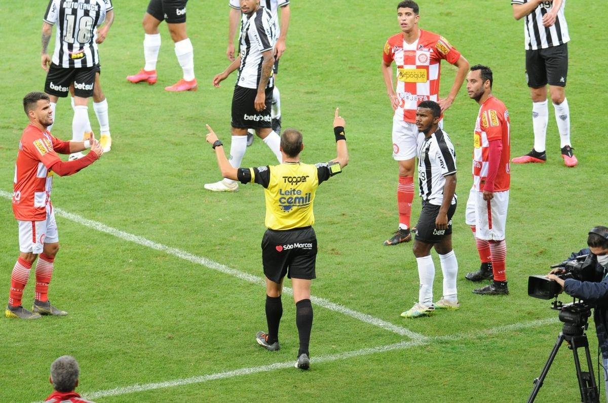 No segundo tempo, o Tombense saiu na frente, com gol de pnalti de Rubens. Logo depois, Sasha empatou para o Galo, aps falha pontual do goleiro Felipe. 