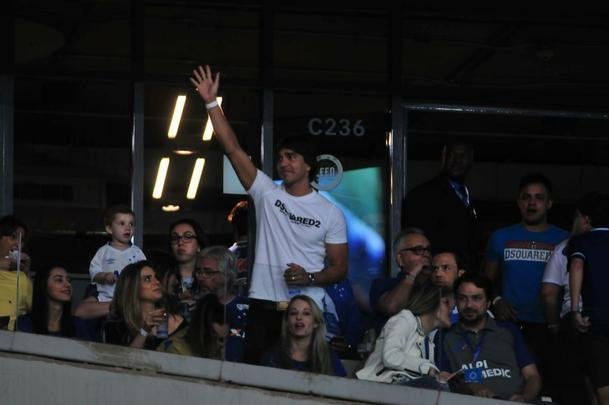 Marcelo Moreno  saudado pela torcida do Cruzeiro no Mineiro