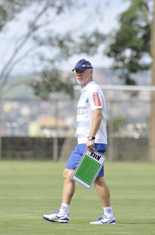 Mano Menezes montou Cruzeiro que deve encarar o Villa Nova no sbado e promoveu trs mudanas em relao ao ltimo jogo: Murilo entrou na vaga de Leo, Egdio no lugar de Marcelo Hermes e Robinho deu lugar a Ariel Cabral