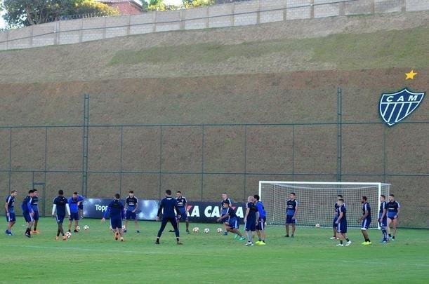 Elenco da Universidad de Chile treinou nesta tera-feira  tarde na Cidade do Galo, em Vespasiano. Time chileno se prepara para enfrentar o Cruzeiro na quinta, s 19h15, no Mineiro, pela Copa Libertadores. Tcnico Angel Guillermo Hoyos ter retornos do zagueiro Jara e do lateral-esquerdo Beausejour