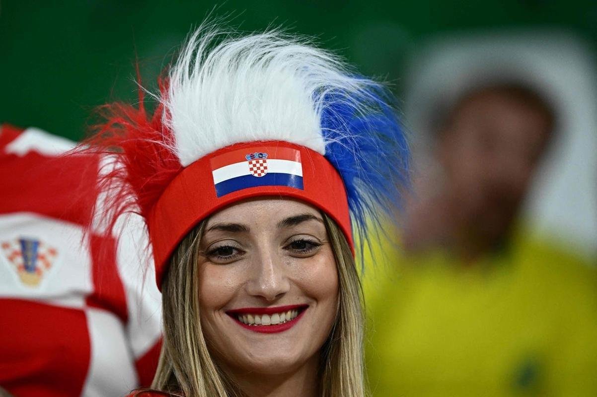 Fotos das torcidas de Brasil e Crocia no Estdio da Educao, em Al-Rayyan, no Catar, em duelo pelas quartas de final da Copa do Mundo