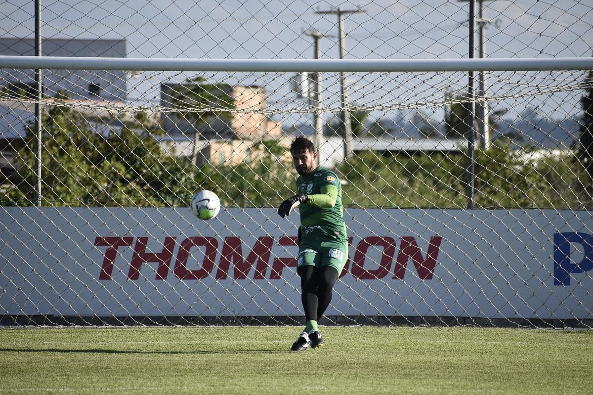 Nesta semana, o Amrica treinou em Campina Grande, na Paraba. As atividades comandadas pelo tcnico Lisca visaram o confronto contra o Treze-PB, pela primeira fase da Copa do Brasil. A partida ser realizada nesta quinta-feira (18), s 16h, no Estdio Presidente Vargas, tambm em Campina Grande.