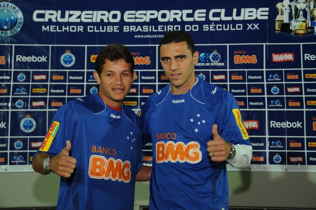 O Cruzeiro fechou contrato de trs temporadas com o lateral-direito/volante Rmulo, de 33 anos. O jogador ficou por nove anos no futebol italiano, onde se destacou no Verona e tambm passou por Fiorentina, Juventus, Lazio, Genoa e Brescia. Antes da trajetria na Europa, o atleta teve passagem pela Raposa, entre 2010 e 2011. Em 19 partidas, marcou um gol.