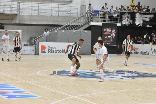 Jogo festivo e solidrio reuniu craques do futsal mineiro em BH