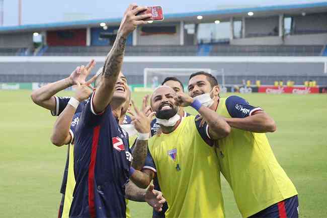 Wellington Paulista faz uma selfie para comemorar com os companheiros: Fortaleza avana 