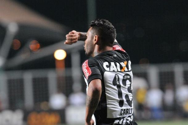 Carlos ampliou para o Atltico no Independncia e fez a festa da torcida
