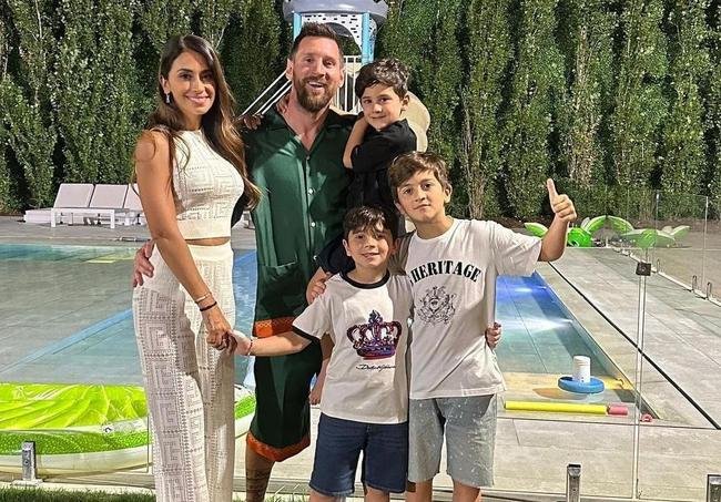 Messi passou o r�veillon com uma roupa diferente do usual