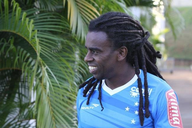 Tinga se aposentou em 2014. Ele vestiu a camisa do Cruzeiro pela ltima vez em 20 de julho daquele ano, quando a Raposa bateu o Palmeiras por 2 a 1 pelo Campeonato Brasileiro. Ao todo, o meio-campista disputou 65 jogos e marcou dois gols pelo time celeste.