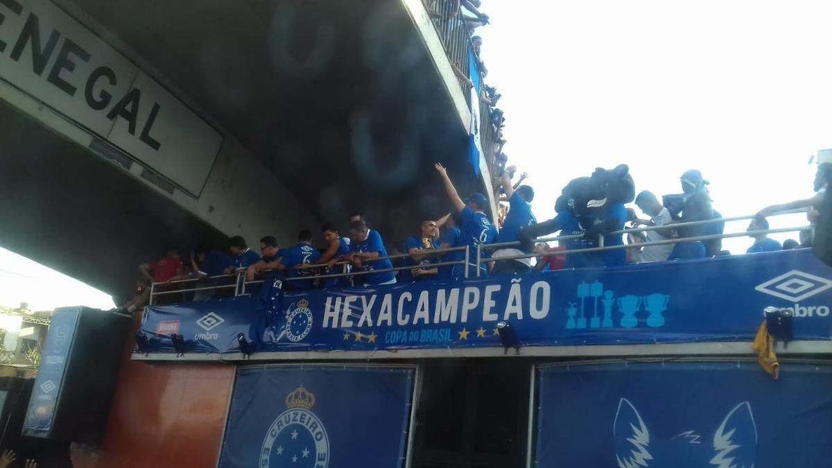 Antes de chegada  Praa Sete, caminho do Corpo de Bombeiros com jogadores do Cruzeiro passou pela Avenida Antnio Carlos, em Belo Horizonte