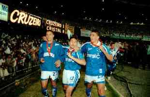 A partir da semifinal da Libertadores de 1997, o Cruzeiro utilizou uma camisa considerada icnica para o torcedor: com grandes estrelas azuis ao fundo da camisa, que tinha detalhes brancos nas mangas e na gola.