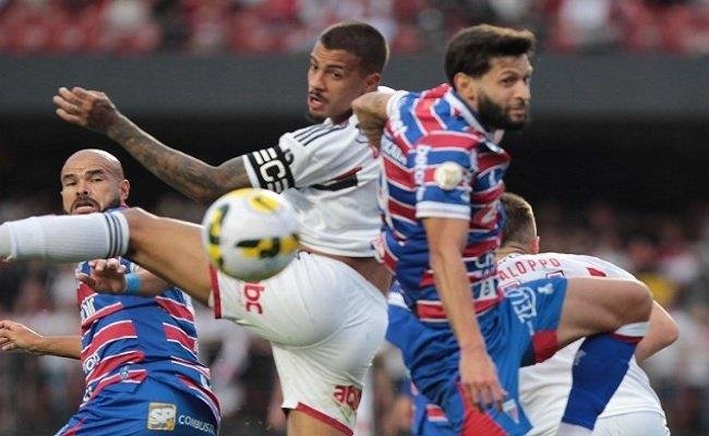 S�o Paulo trope�a diante do Fortaleza no Morumbi pelo Brasileir�o