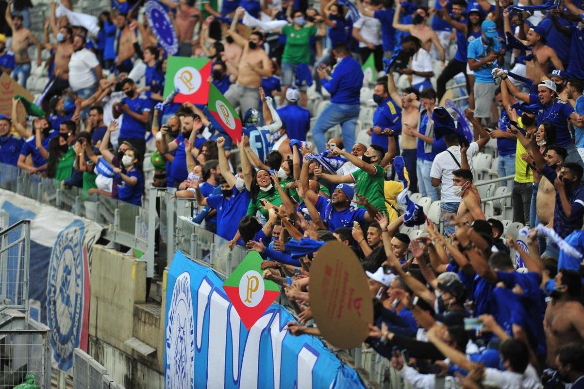 Fotos do jogo entre Cruzeiro e Confiana pela Srie B. Jogo  em Belo Horizonte marcou a volta da torcida cruzeirense ao Mineiro aps meses de ausncia devido  pandemia da COVID-19