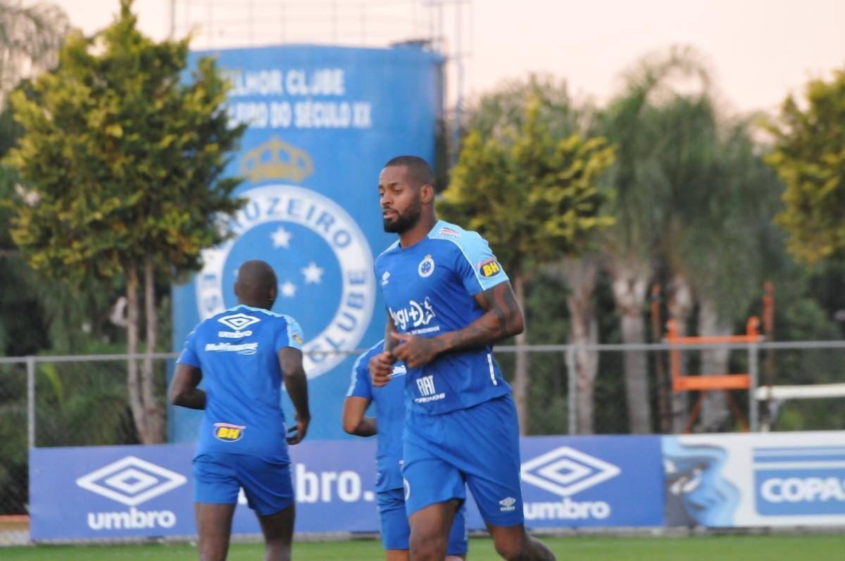 Cruzeiro iniciou sua intertemporada nesta segunda-feira na Toca da Raposa II. Tcnico Mano Menezes contou com elenco completo. Grupo agora comea preparao para decises com Atltico na Copa do Brasil, River Plate na Copa Libertadores e 29 rodadas restantes do Campeonato Brasileiro