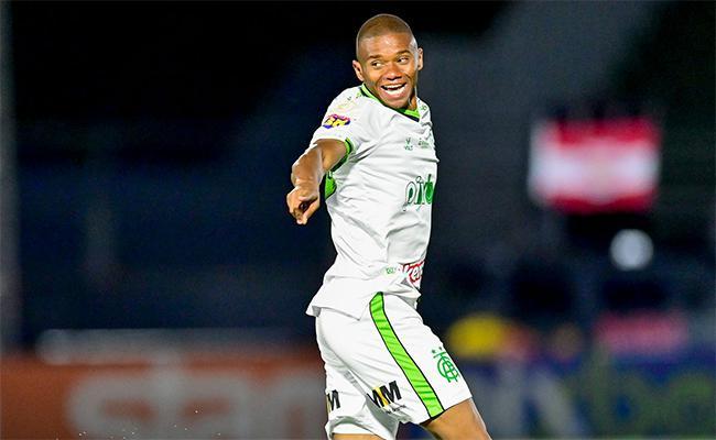 Juninho fez dois gols na goleada do América