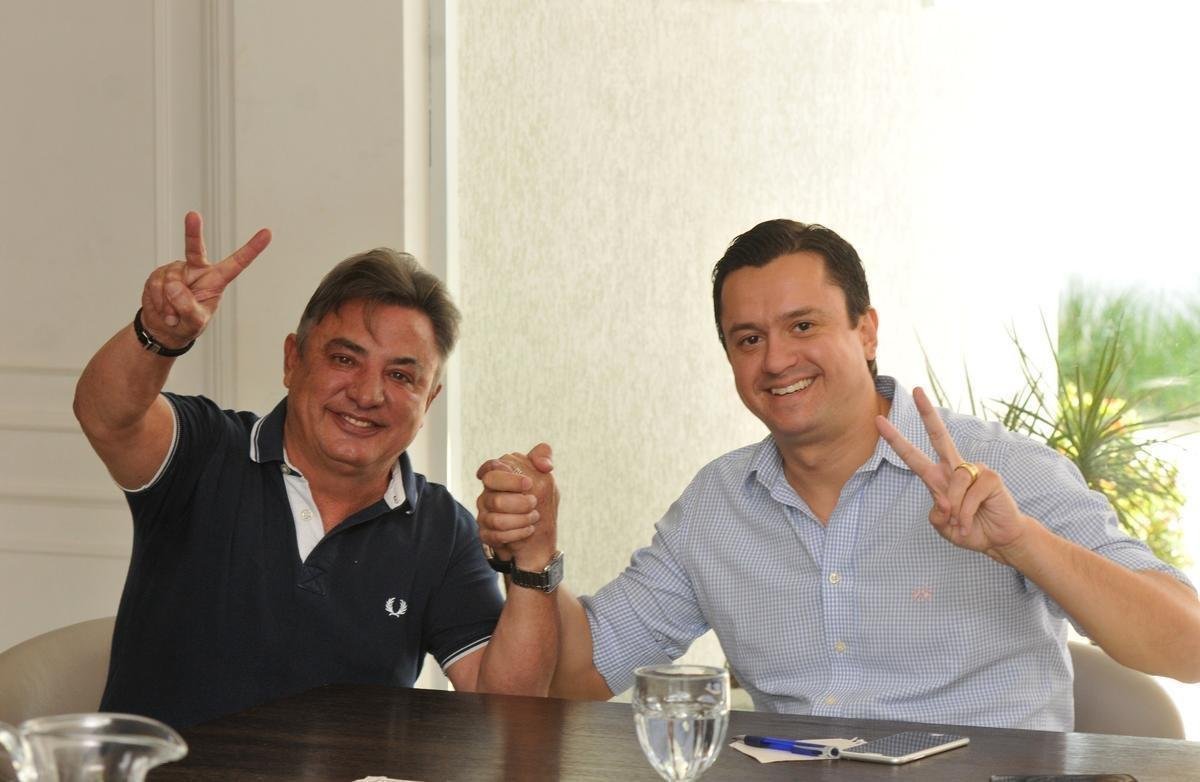 JUNHO: Fora de campo, muita turbulncia poltica. Com nome envolvido na Lava Jato, Zez Perrella desistiu de se candidatar  presidncia do Cruzeiro e decidiu apoiar o advogado Srgio Santos Rodrigues, que chegou a ser superintendente de futebol na gesto de Gilvan de Pinho Tavares. Depois, Perrella decidiu ser candidato  presidncia do Conselho Deliberativo e foi aclamado, tendo tomado posse no ltimo dia 15 de dezembro.