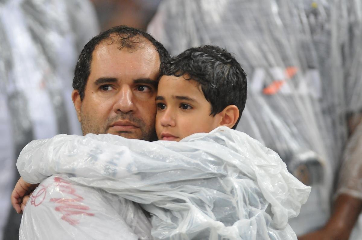 Fotos de tristeza e decepo dos torcedores atleticanos com a eliminao da Copa Sul-Americana para o Coln, no Mineiro. Galo perdeu nos pnaltis por 4 a 3