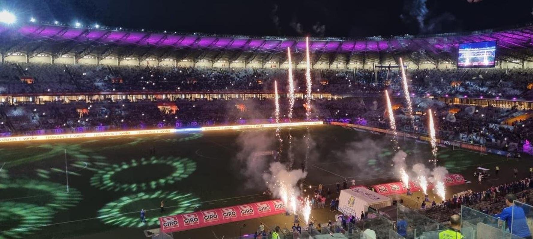 Mineiro teve show de luzes e iluminao especial antes do jogo entre Cruzeiro e Ituano pela Srie B do Campeonato Brasileiro. Estdio aderiu  campanha Outubro Rosa, de conscientizao da sociedade para a preveno do cncer de mama. Houve ainda espetculo com fogos e aes de patrocinadores do clube na esplanada para o torcedor, que festejou com o time o ttulo da Srie B do Brasileiro