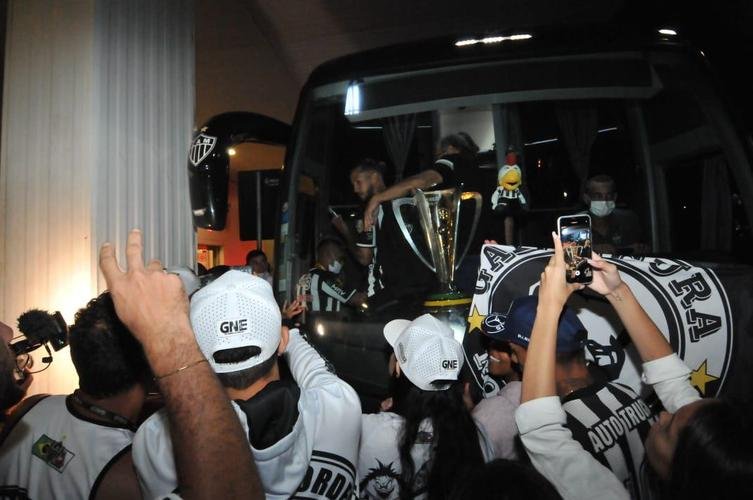 Jogadores e comissão técnica do Atlético foram recepcionados por dezenas de torcedores no Aeroporto Internacional de BH, em Confins, após o título da Supercopa sobre o Flamengo, em Cuiabá. Hulk foi um dos jogadores mais assediados pelos atleticanos.