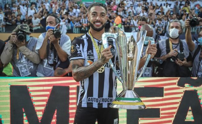 Nathan Silva comemora com a taa da Supercopa do Brasil
