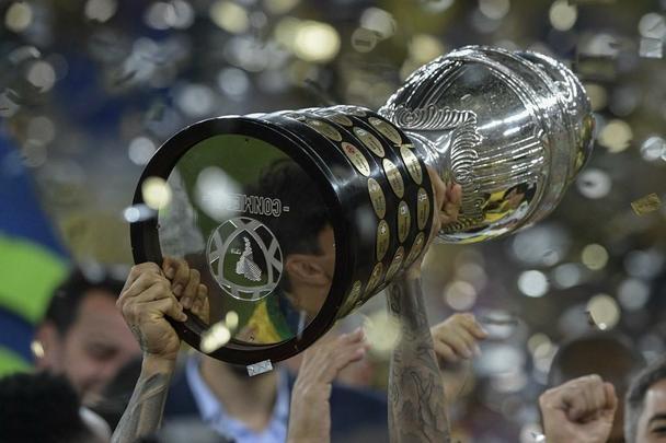 Seleção Brasileira derrota Peru por 3 a 1, conquista Copa América e ergue a taça no Maracanã; veja as fotos da festa do Brasil